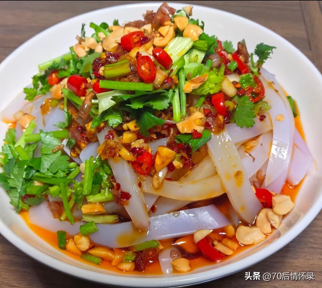 白润透亮的凉粉浸满鲜酸料汁，入口滑嫩爽口，凉丝丝的滋味顺着喉咙滑下，满身燥热瞬间