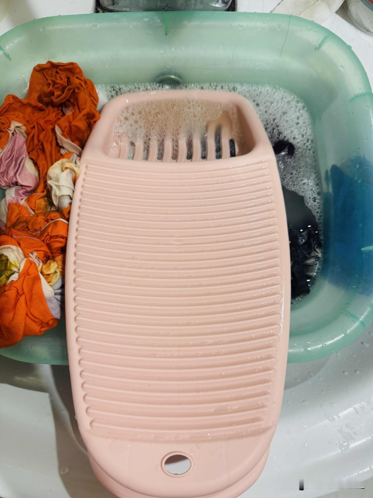 我想问一下大家，
现在，还有人用搓衣板洗衣服吗？

我在家里，经常用搓衣板给我自