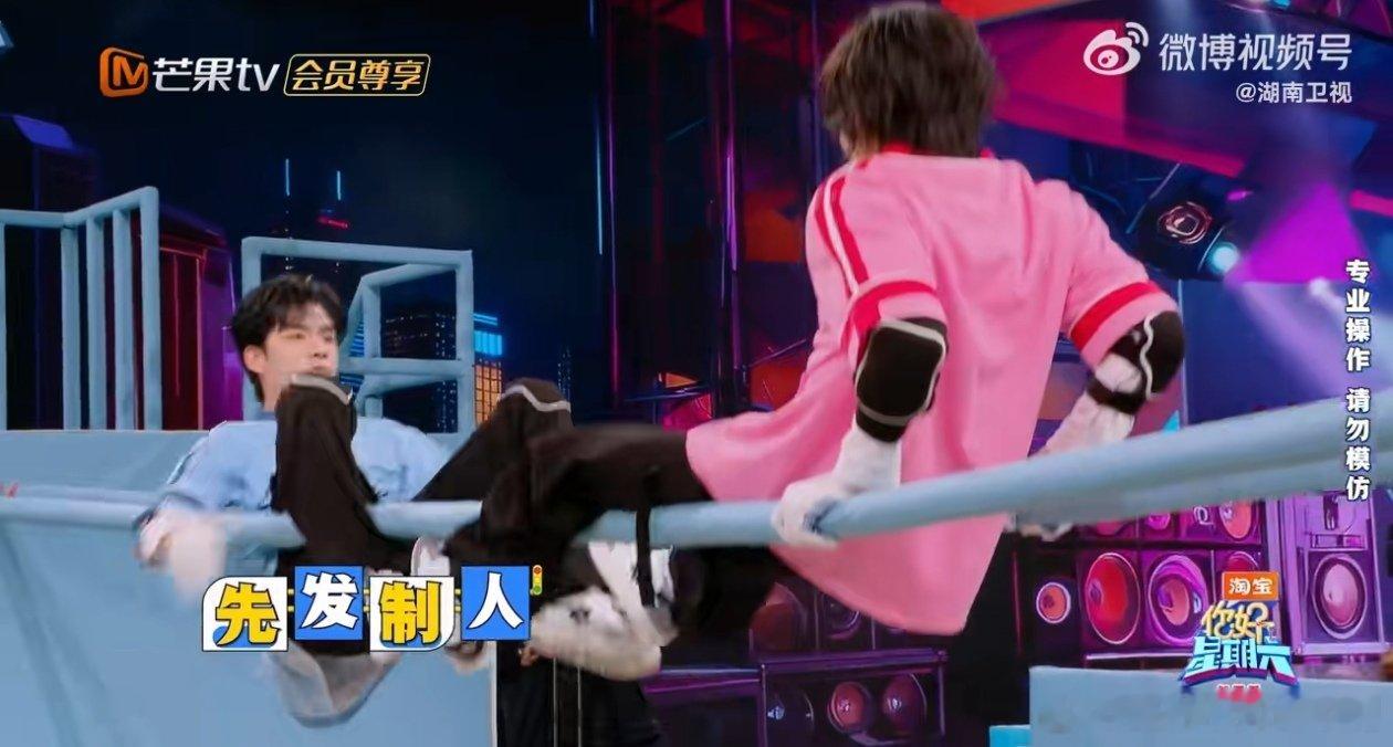 张颜齐就不应该心疼老己你好星期六 “麦克风抢夺战”游戏里，张颜齐和王琳凯抢得热火