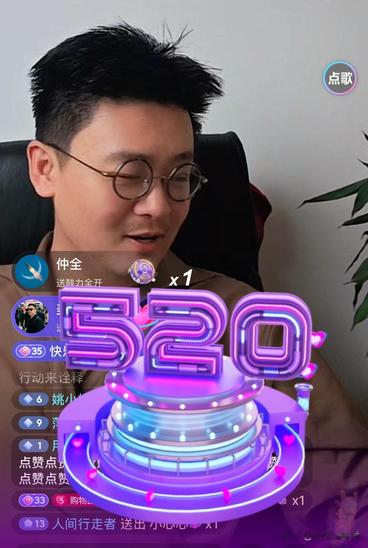 今晚，是清华才子小马哥回归网络后的第三场直播。虽说直播间的人气大不如以前，直播间