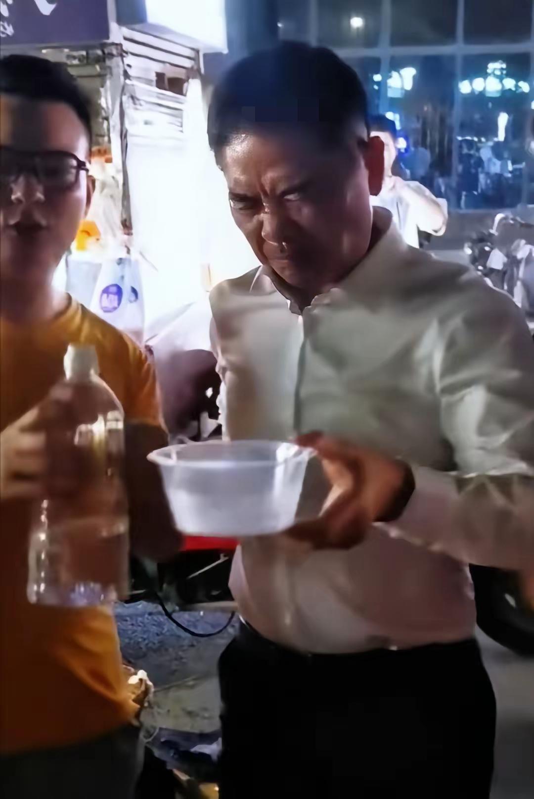 我完全可以说，这是最接地气，最没有架子的顶级富豪——东哥…
我这么说，你大概没什