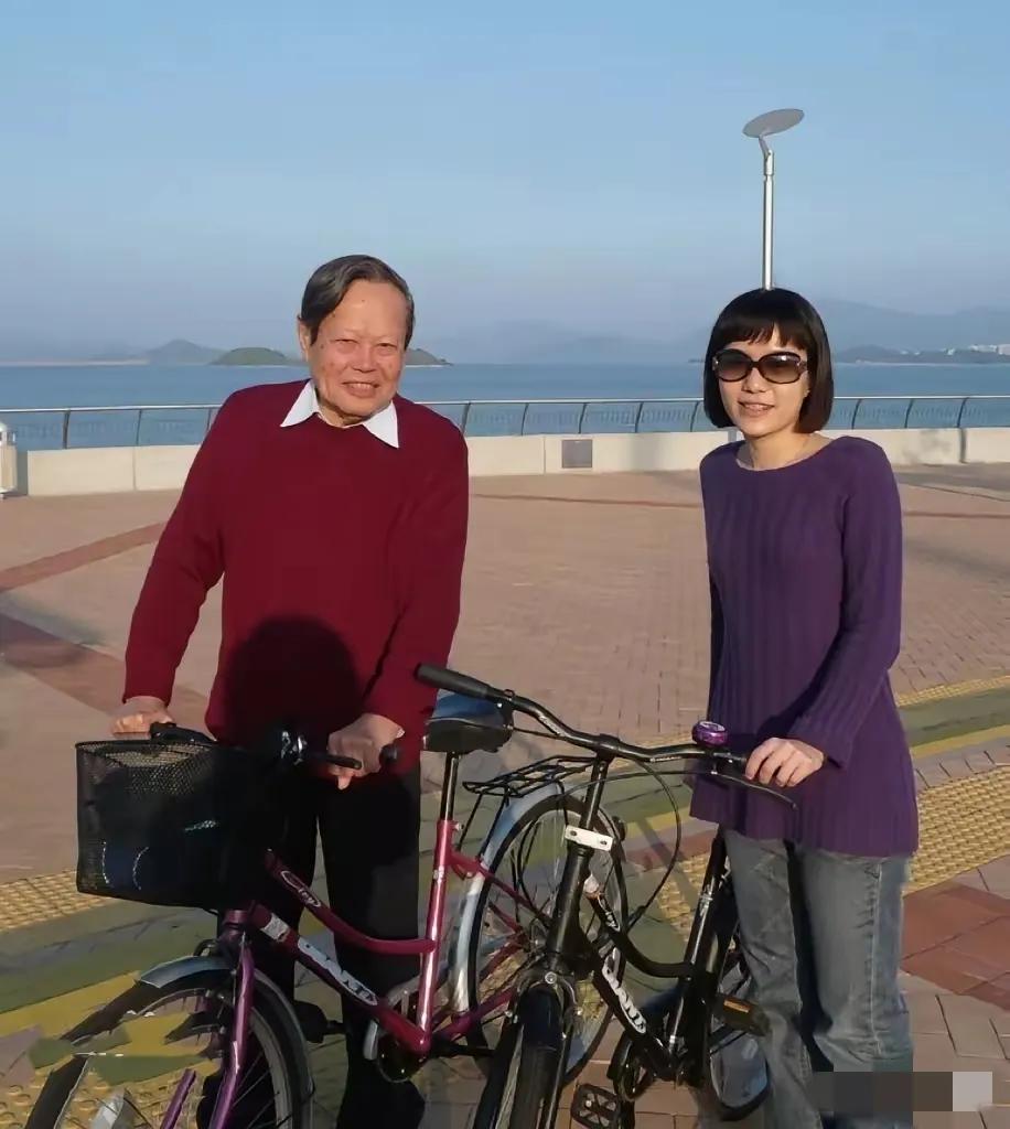 杨振宁与翁帆是因为爱情结婚吗?
如果你还没理解翁帆与杨振宁之间的爱情，那不妨读懂