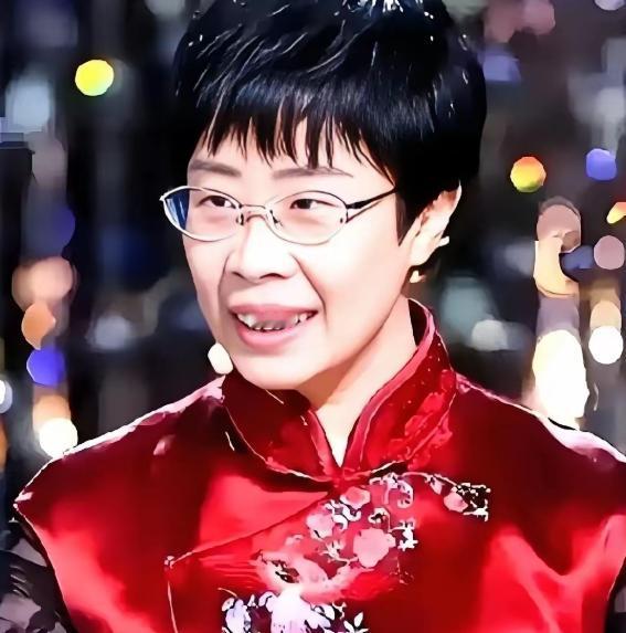 我是看不上蒙曼的，无关她的形象，也无关她的出身。蒙曼说教的姿态，让人特别不舒服。