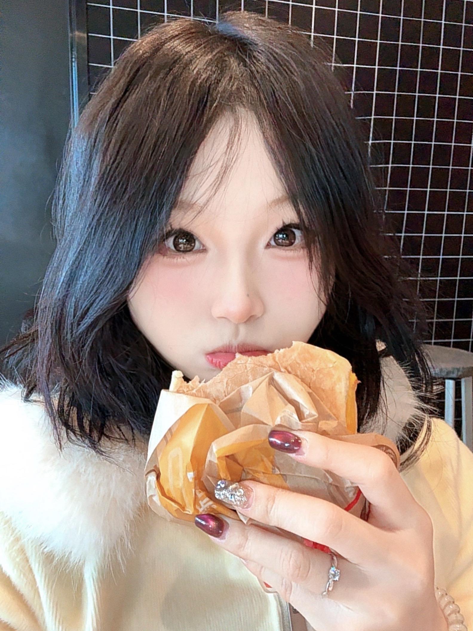 她一定比我成熟