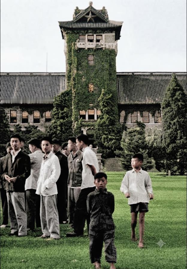 1957年，南京大学鼓楼校区，南京大学标志性建筑——北大楼（原金陵大学钟楼）前的
