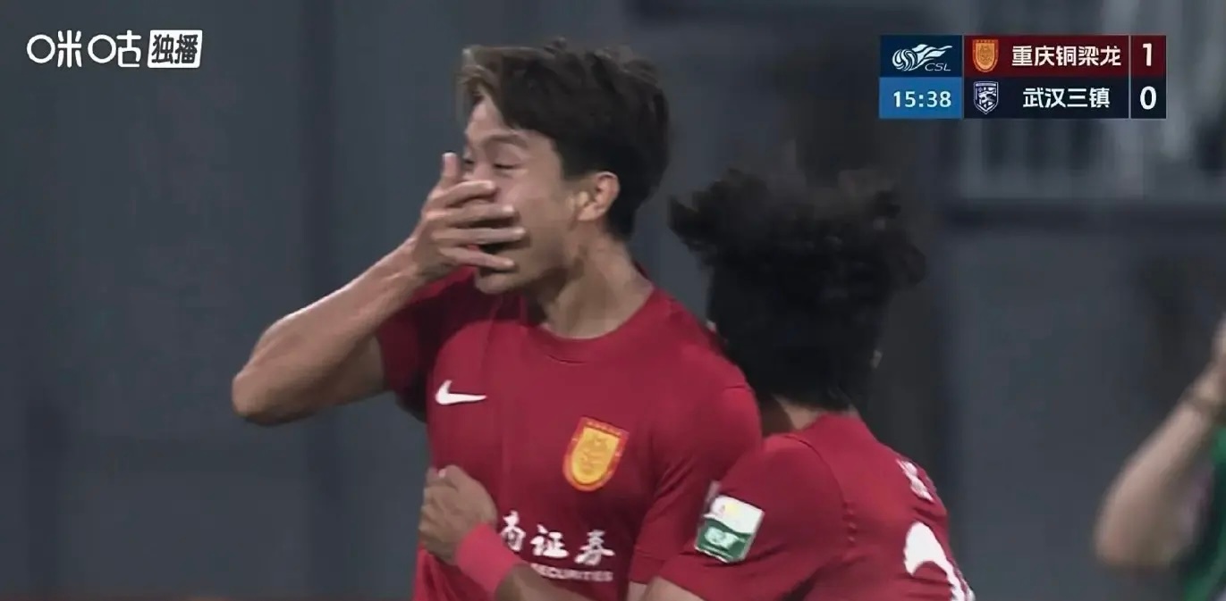 中超新风尚，捂嘴重庆铜梁龙的陈纯新进球后捂嘴庆祝。此前重庆李镇全因为辱骂米特里策