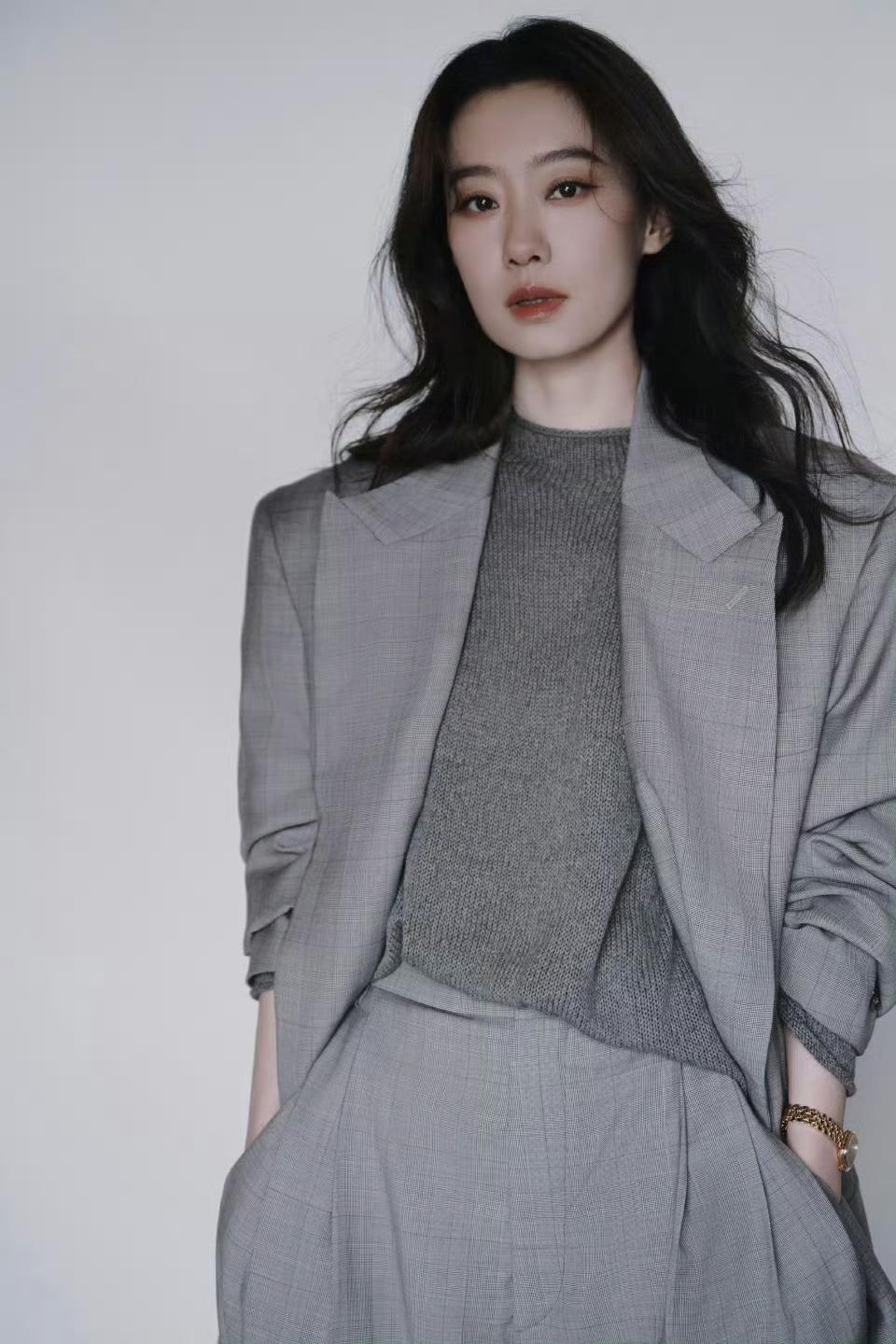 张小斐这一身真的太会穿了！大廓形宽松西装搭配同色系松弛感针织内搭，全身低饱和灰色
