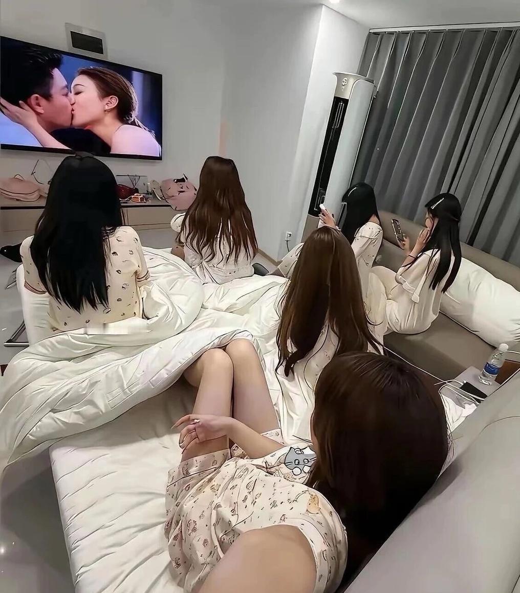 闺蜜聚会欢乐多多