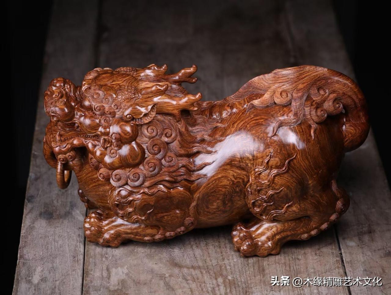 真正的大件，不只是体量大，更要有气势。

黄花梨大貔貅，形体厚重饱满，瑞兽姿态沉