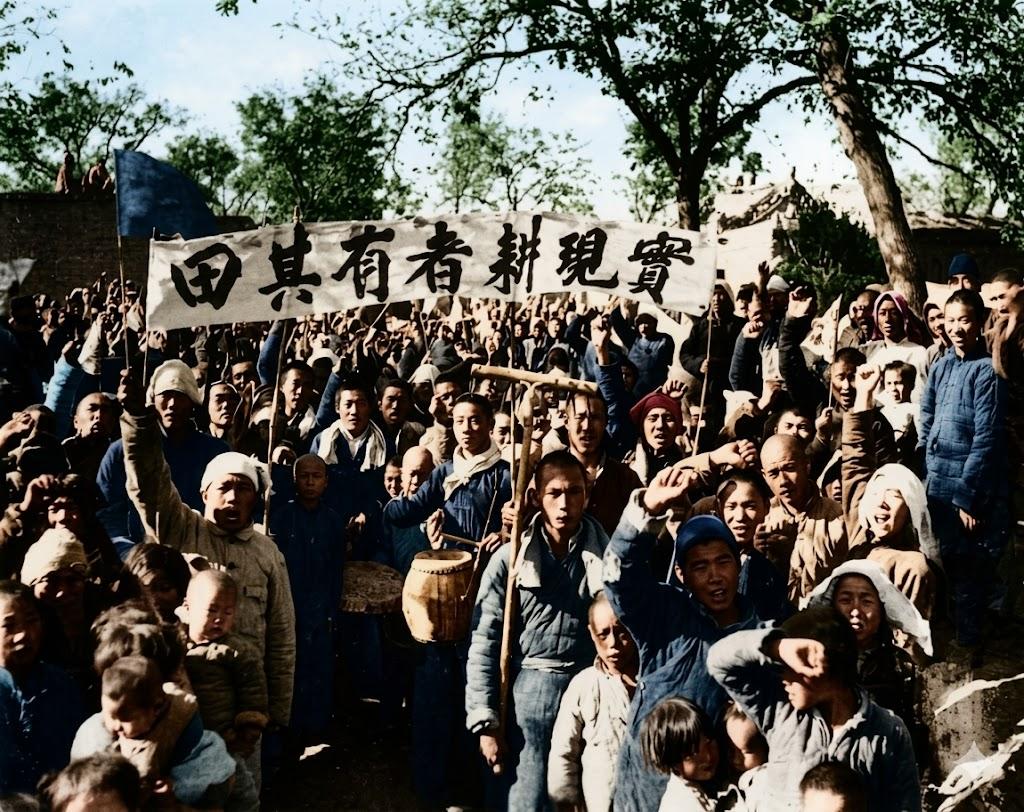解放战争时期，冀中解放区土地改革动员大会，大批农民聚集在户外，人头攒动，情绪激昂
