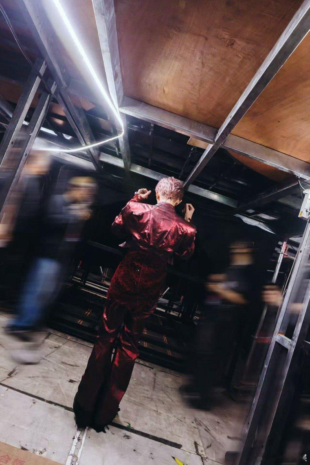 易烊千玺台上就不基础台下更不基础易烊千玺台上台下都不基础易烊千玺台上台下都不基础