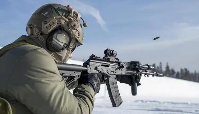 俄乌战争证明，现代突击步枪根本就不需要远射程，100米以上几乎就没有开火机会。俄