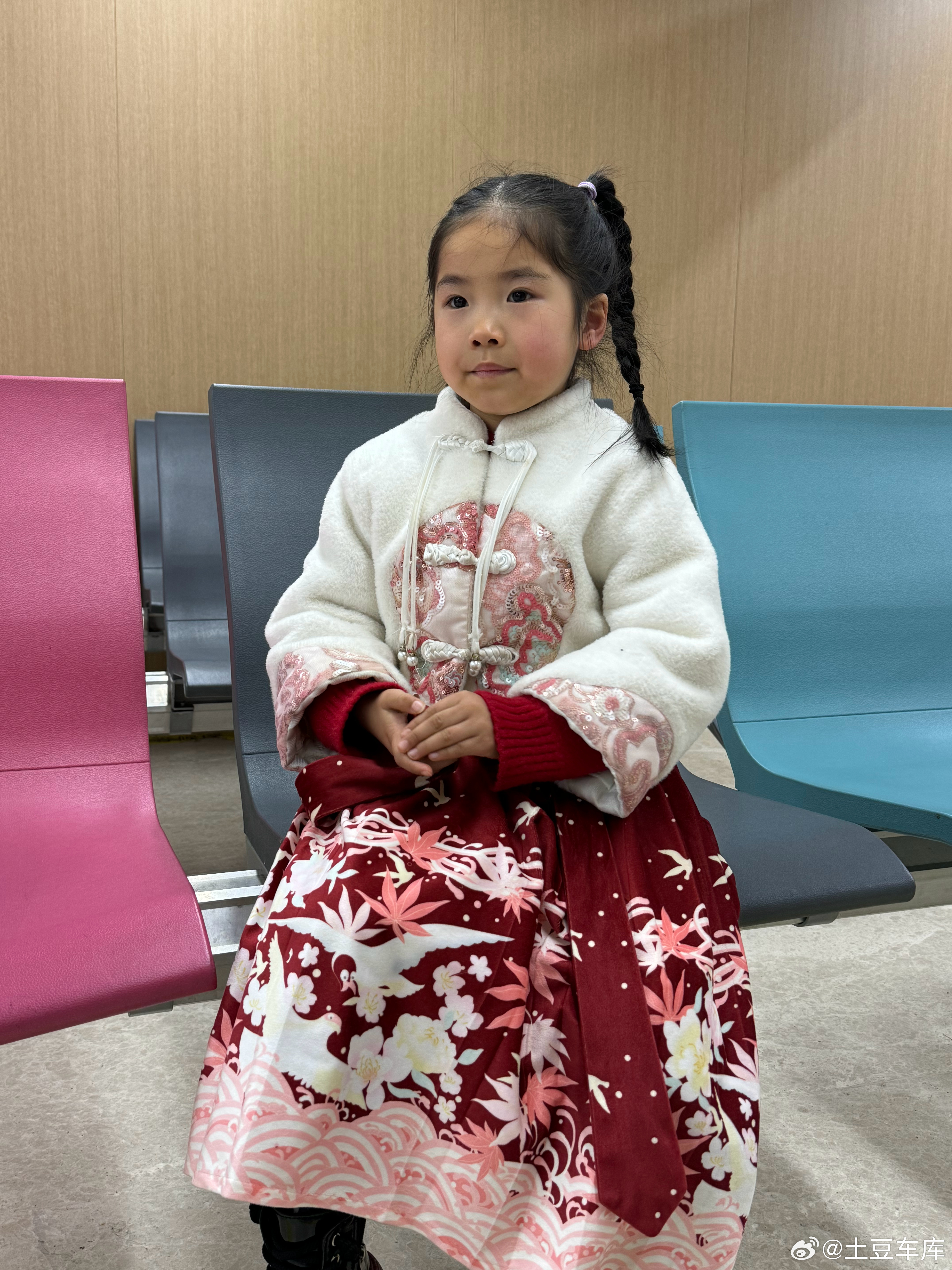 刚喝酒到一半小朋友哭着喊牙齿痛我们打车带她来医院又不痛了 医院晚上没有牙科现在打