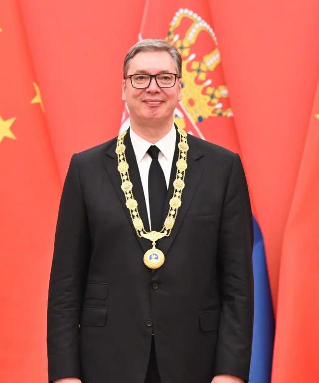 武契奇这次访华，真是把所有人都看明白了。

清华演讲全程脱稿，眼眶泛红说“没学会