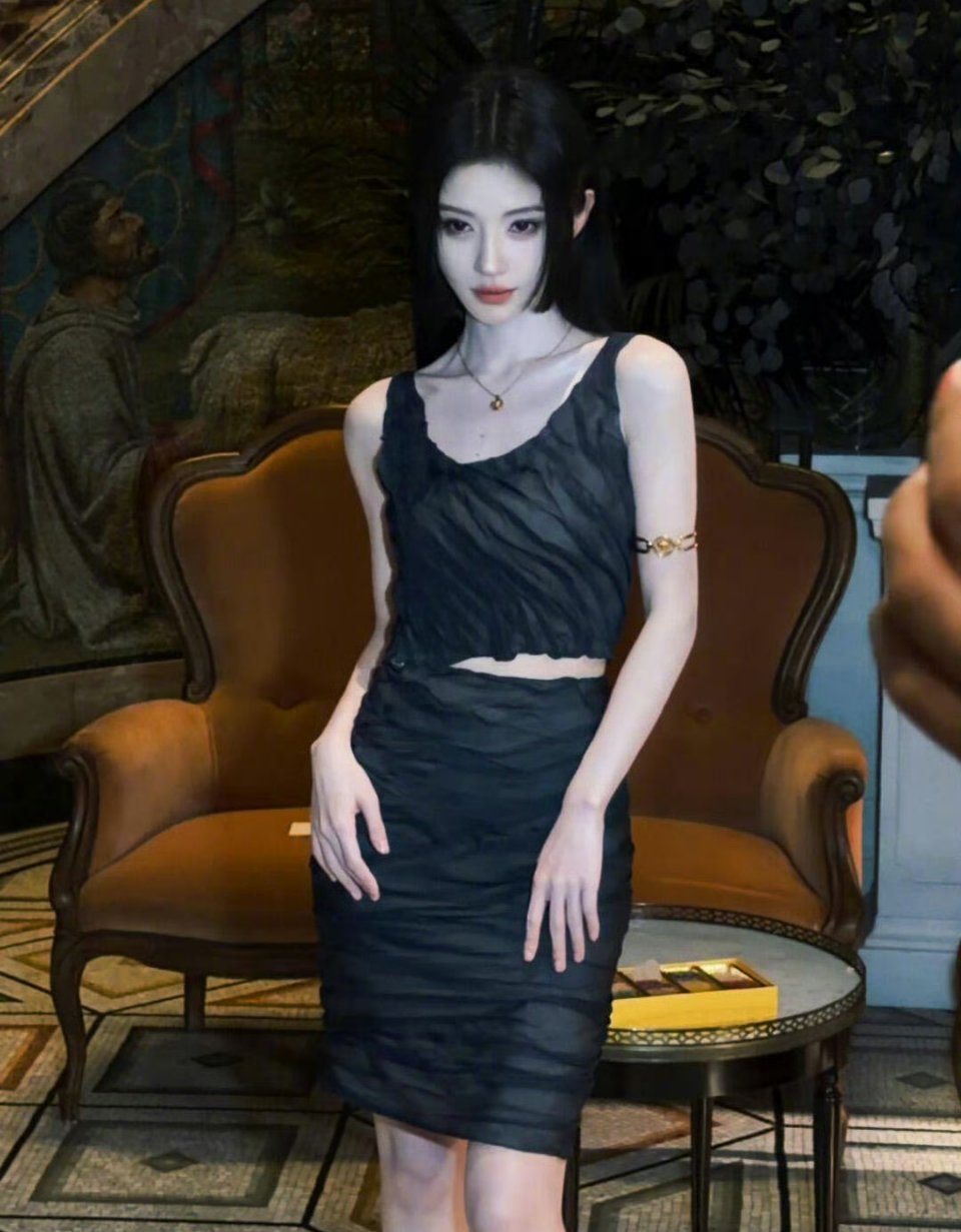 米兰时装周上的鞠婧祎，虽然身着Versace2026最新款，但看生图平平淡淡不惊