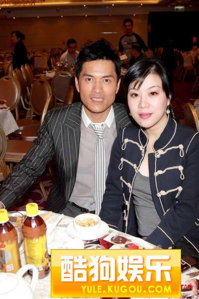 吕良伟杨晓娟夫妻合影多了，总有那么一张照片让他们看起来有夫妻相，比如图一。杨晓娟