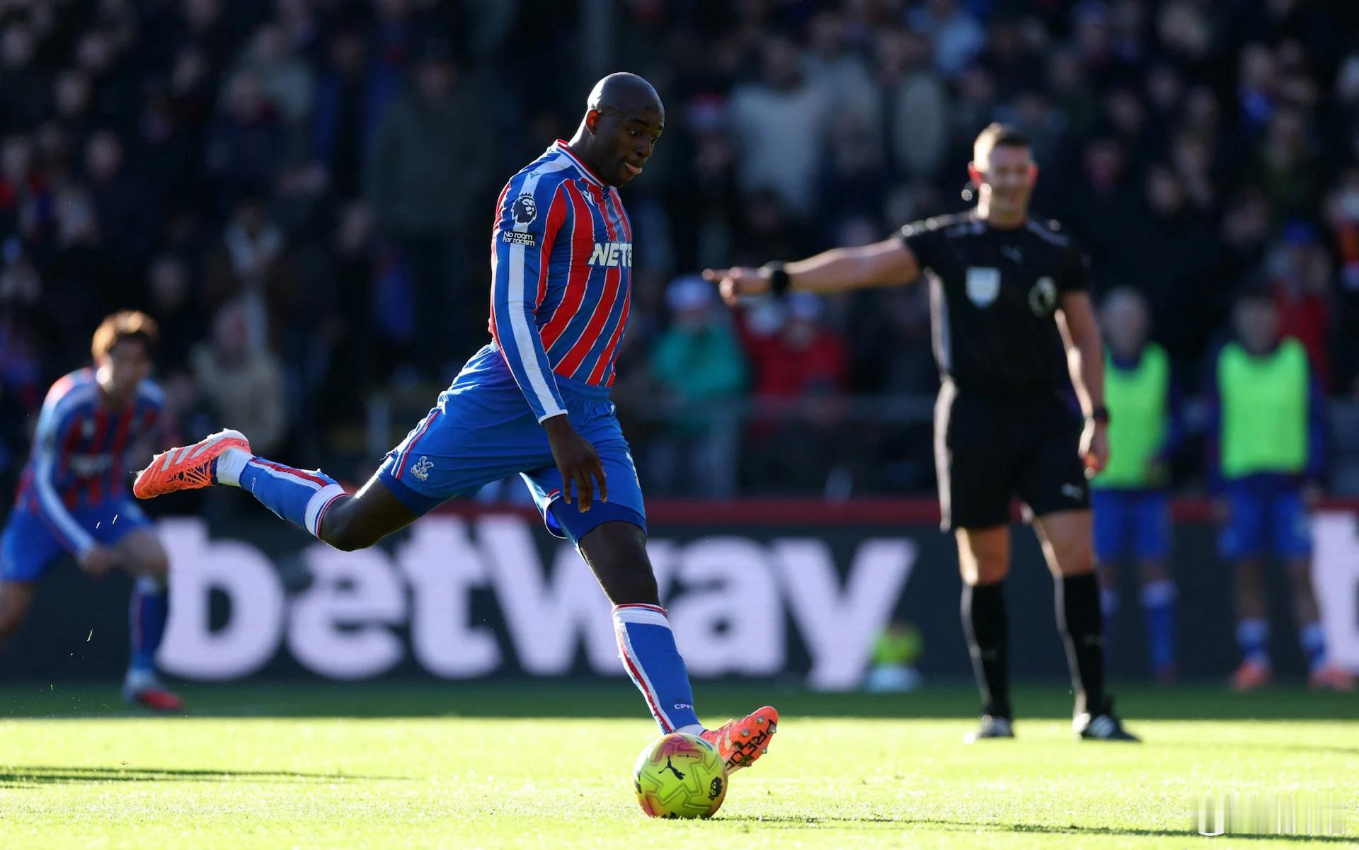 水晶宫vs曼联 塞尔赫斯特公园球场最响亮的助威歌是 We Love YouGla