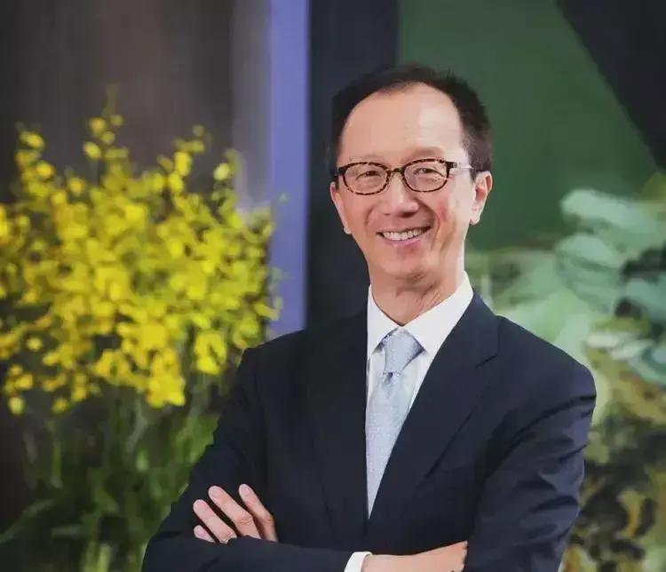 她24岁嫁大26岁富豪时，全网赌她撑不过5年。
 
22年过去了，三个孩子长大了