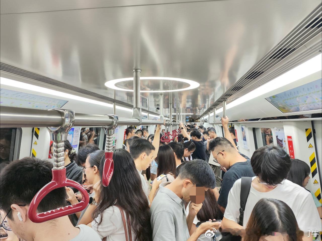 广州地铁网友：2026年9月8日（周二，广州多云间晴，25-33℃）广州地铁晚高
