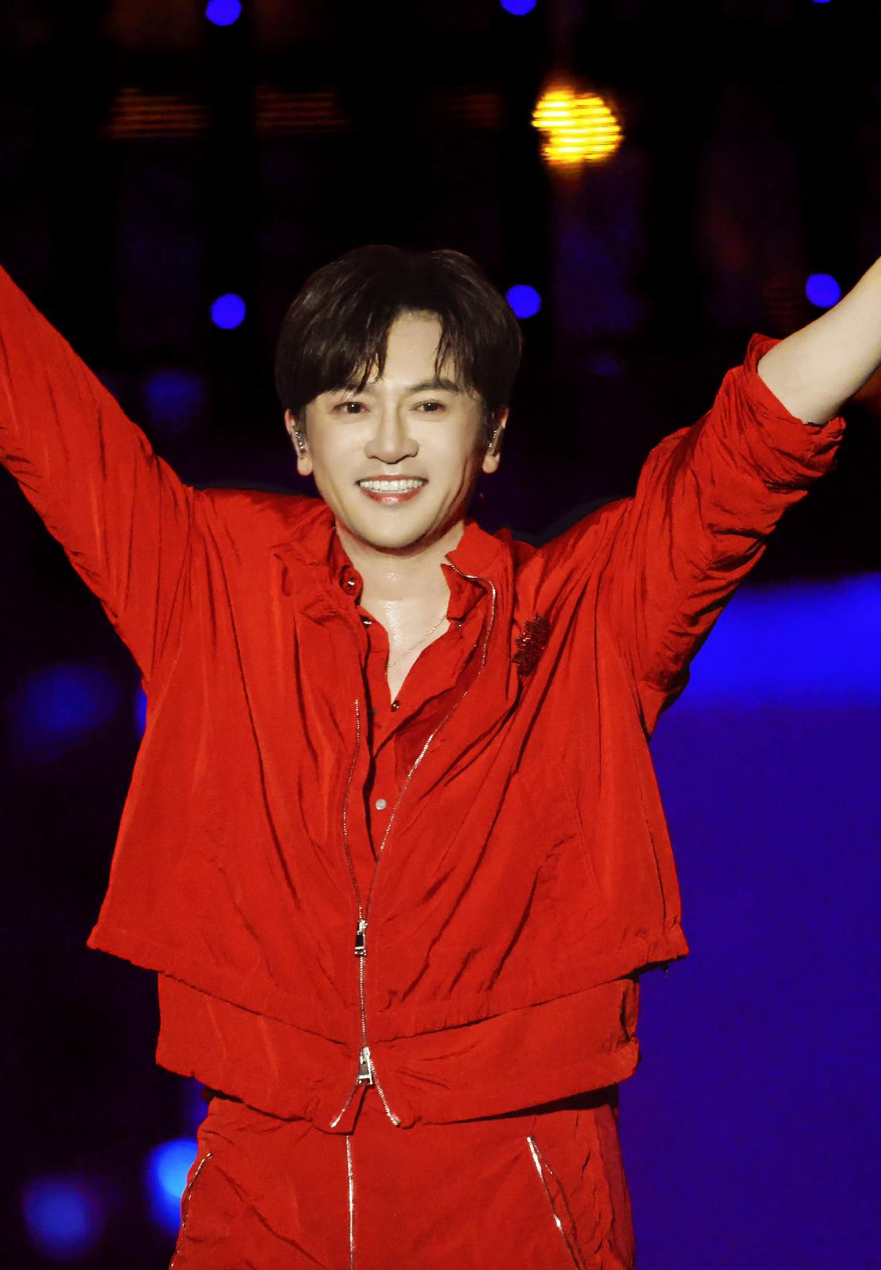 苏有朋河北任丘演唱会突遇暴雨？
2026.8.1苏有朋河北任丘演唱会突遇大雨，粉