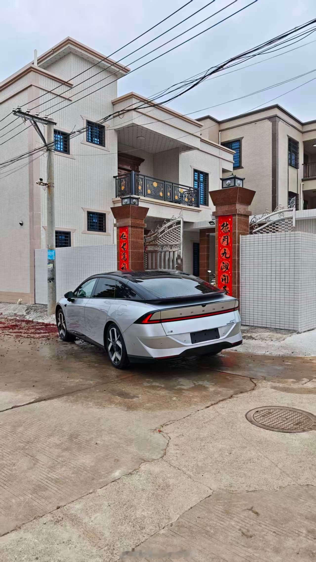广东同事今年过年把小鹏P7＋开回老家别墅，村里人都说这车得40万，说这个造型看着