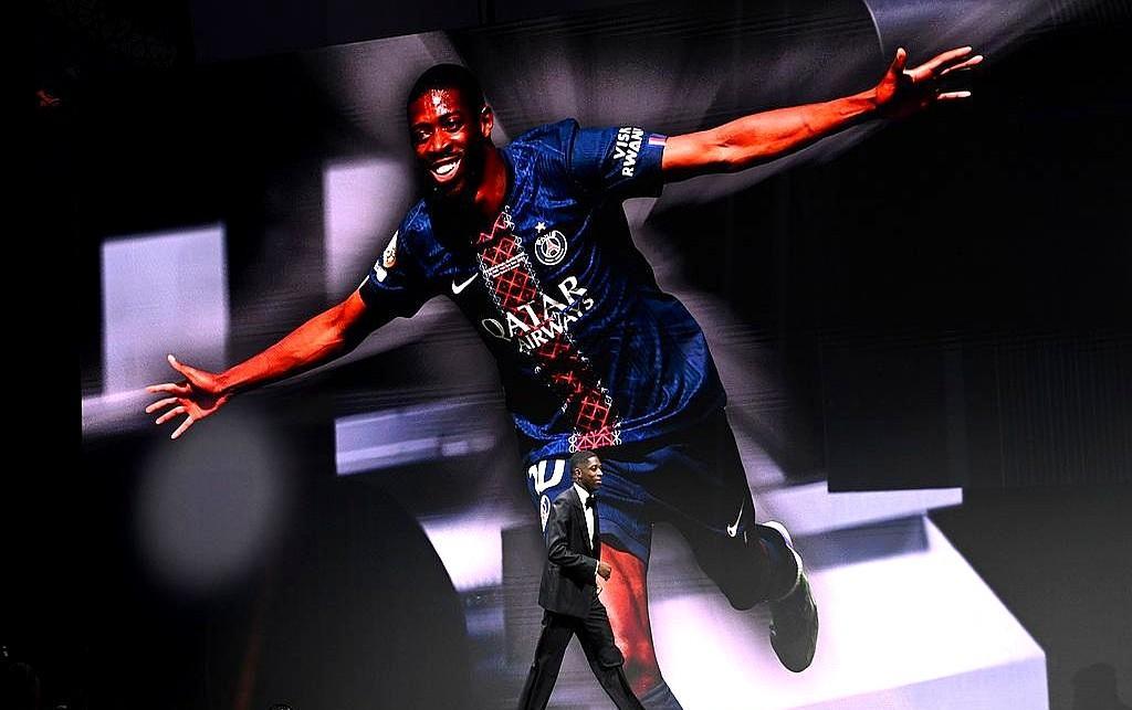 90后登贝莱一脚踢碎00后的奖项垄断，刚刚加冕世界足球先生。
他上赛季扛起巴黎圣