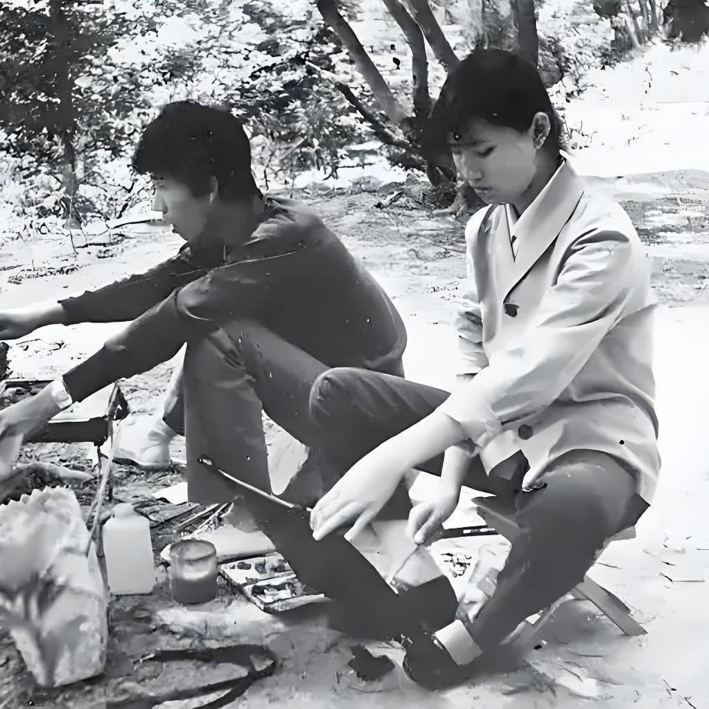 1981年，蔡国强和女友吴红虹（也是后来的妻子）在野外写生时，一张罕见的合影。