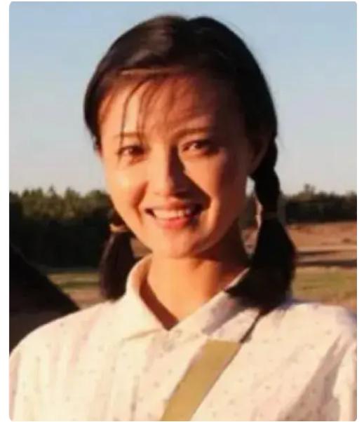 1976年，一位名叫红梅的知青姑娘抱着四岁的孩子回到了北京的家中，父母见到后顿时
