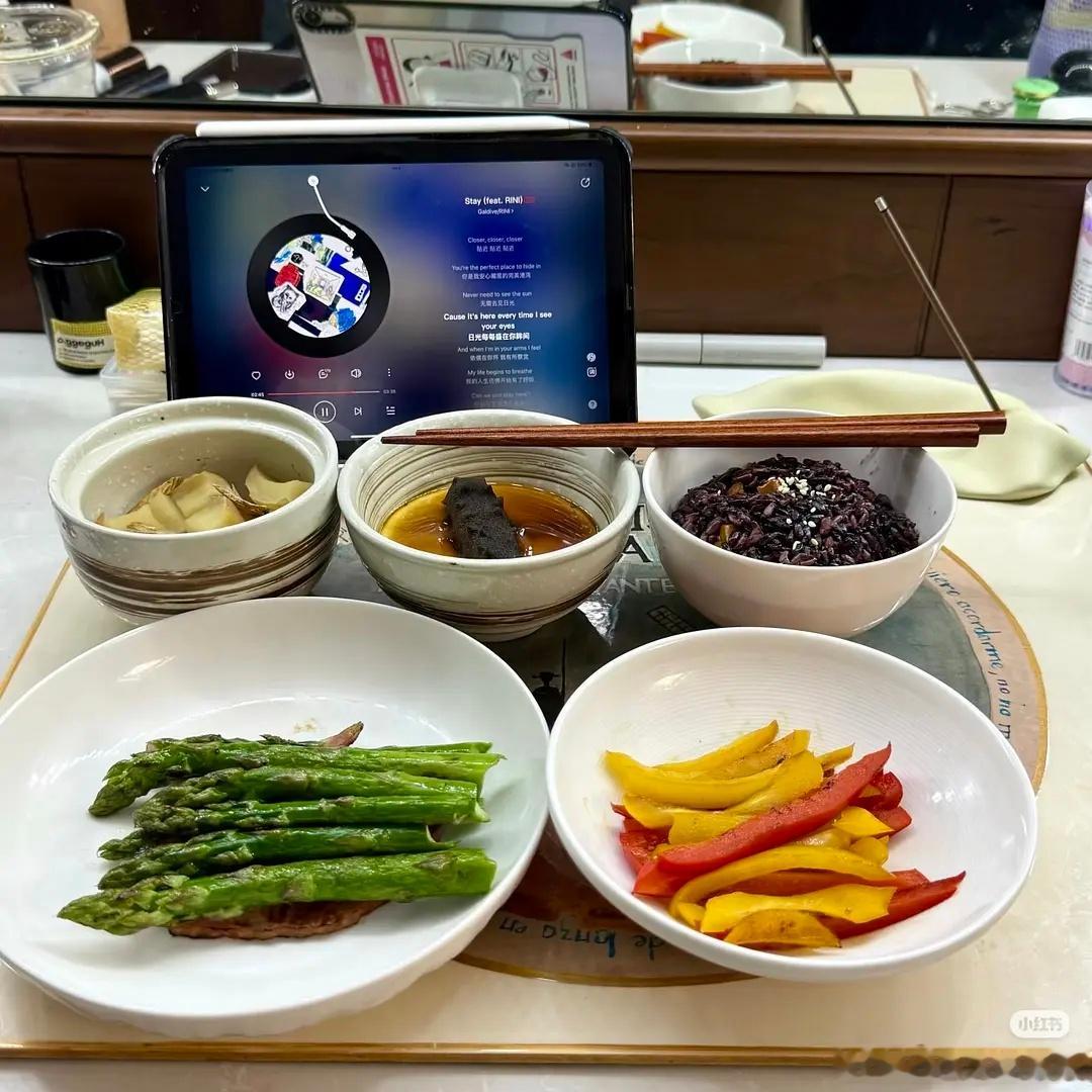 po女一蔡文静的日常餐，很自律啊看着也很美味😛 