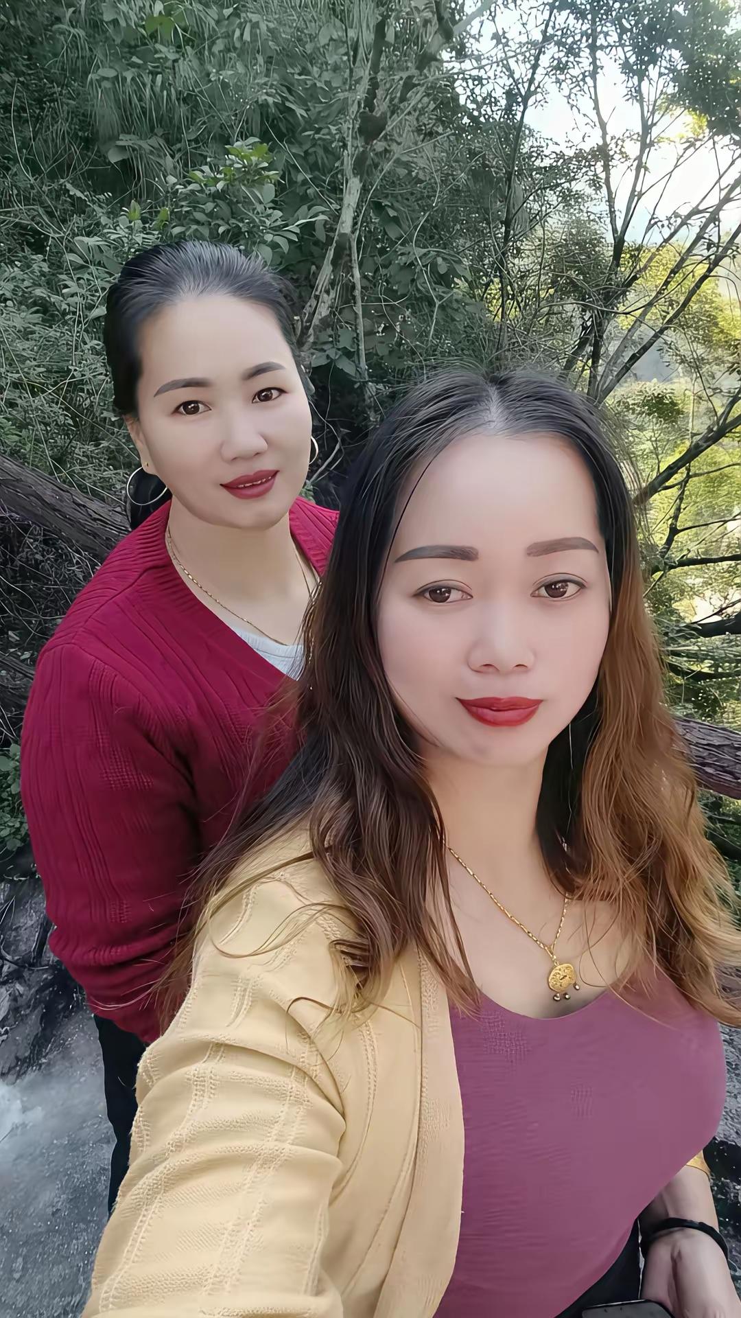 这是我的发小，从小玩到大，一起上学一起工作，如今都离婚了。真是同病相怜。中年发小