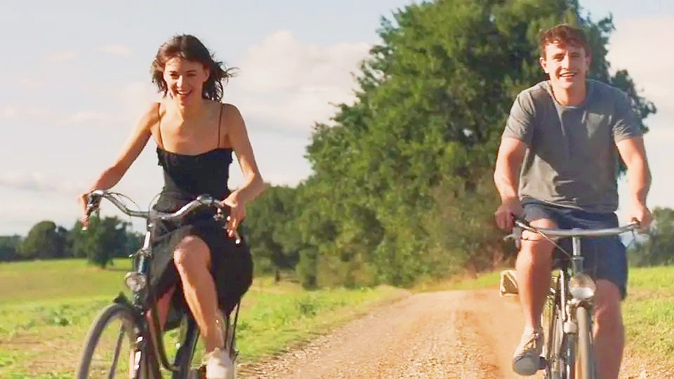 六年前的今天，黛西·埃德加-琼斯与保罗·麦斯卡主演的《正常人》在英国首播