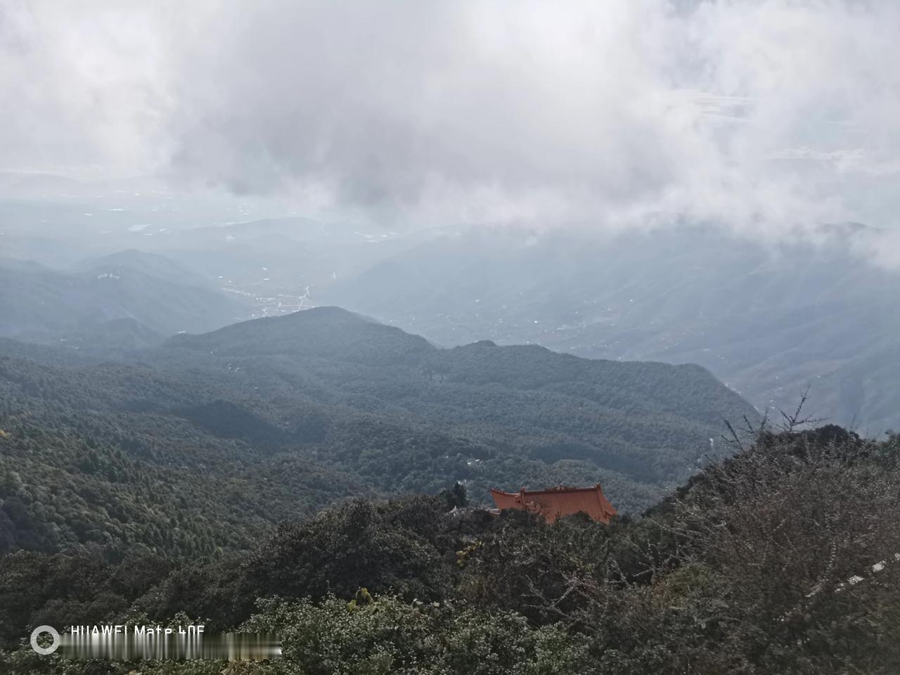 2023年11月12日上午登上雞足山金頂。一覽群山無餘。參觀了《金頂寺》。🌹?