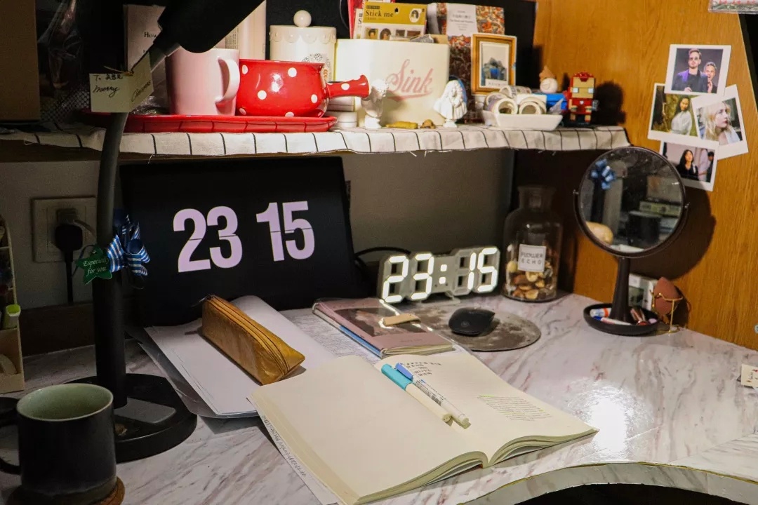 刚开学就住上三室一厅了为什么开学第一天就急需床帘？因为当室友开始和对象打视频，你