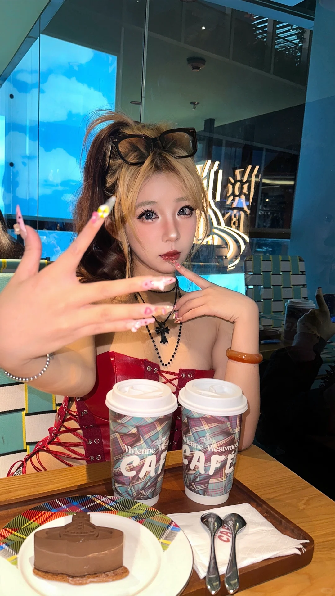 美甲很美但这张脸更是一绝ミ⁰̷̴͈  。⁰̷̴͈ ミ🍒