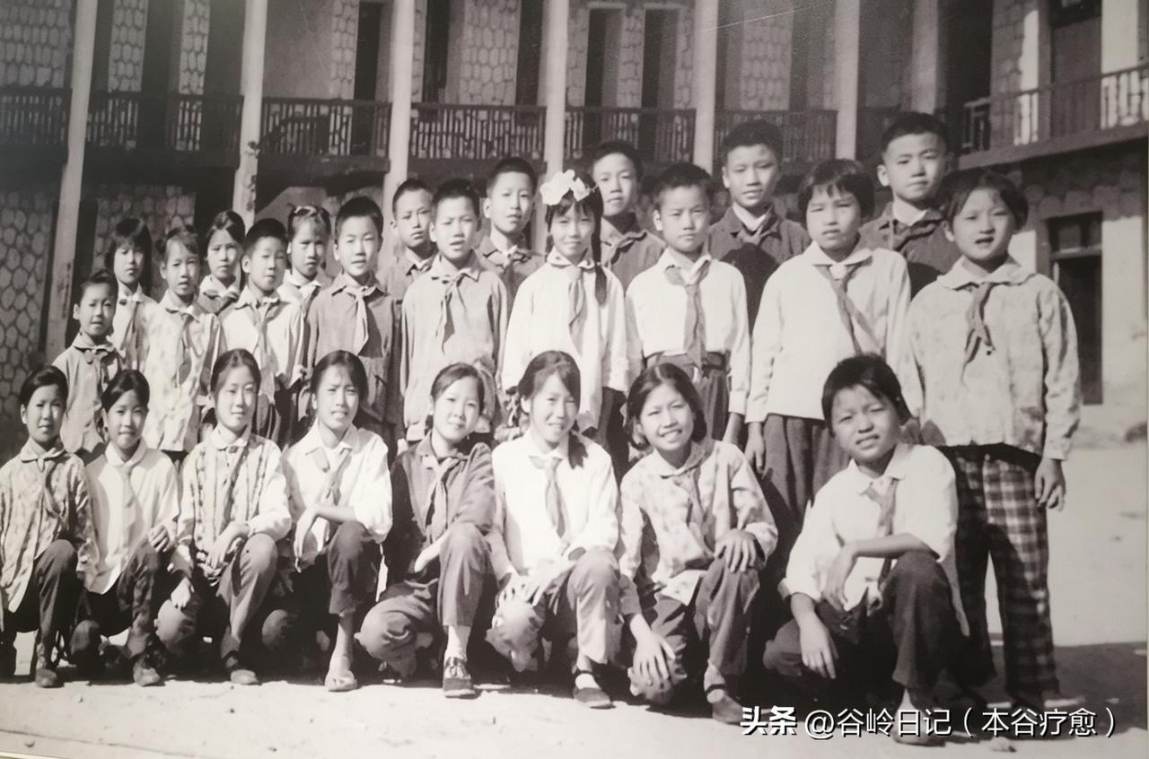 这张“东垦子弟学校”的老照片，有你吗？

走进知青纪念馆，目光瞬间被墙上这张老照