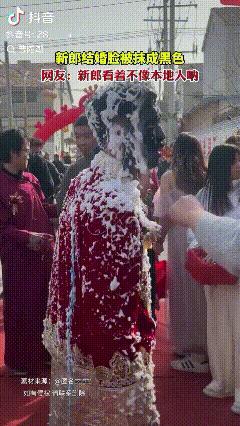 太过分了！河南一新郎结婚，没想到，他才刚下婚车，就被一群人围堵，将他的脸摸成了黑