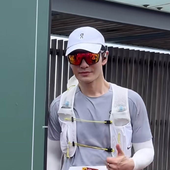 黄晓明称跑步是情绪发泄机器黄晓明这个状态也是超绝～，他说跑步是情绪发泄机器，但熬