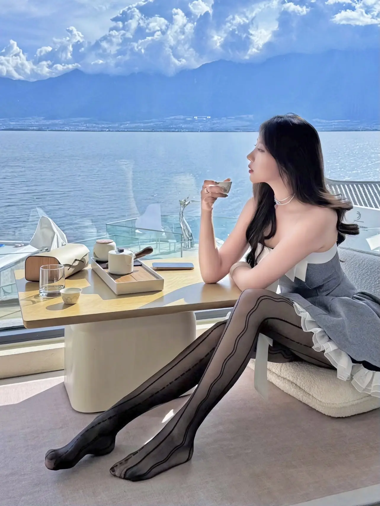 轻风剪开玻璃海，日落染金鱼鳞云