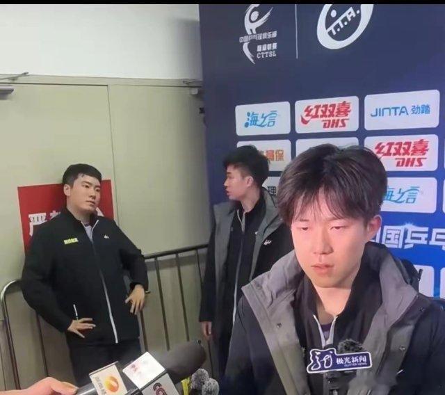 王楚钦也独挡一面了，赛后采访发言人看大头的乒超联赛采访，曾经躲在哥哥龙队的后面，