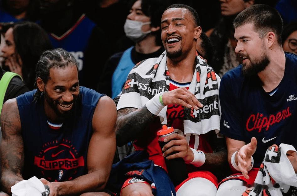 快船三人组哈哈大笑，取胜谁也高兴，输球就有问题



快船三人组替补席哈哈大笑，