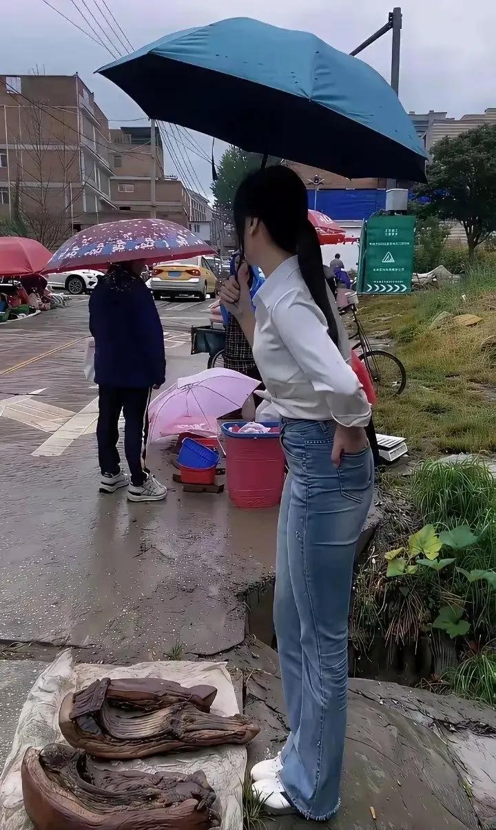 打工人现状：干得跟腊肉一样，还得出来淋雨摆摊。