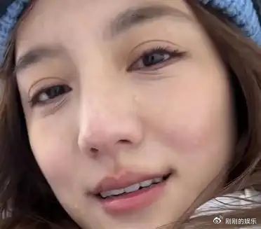 吴千语和老公施伯雄去南极旅行，两口子穿了4层保暖衣，地面都是白雪，海上飘着冰块，