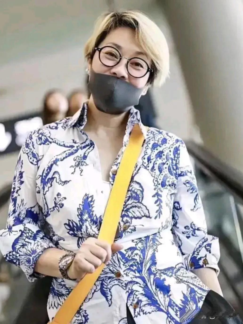 歌坛大姐大毛阿敏，62了还健步如飞！
所以金钱地位什么最重要？
健康最重要。