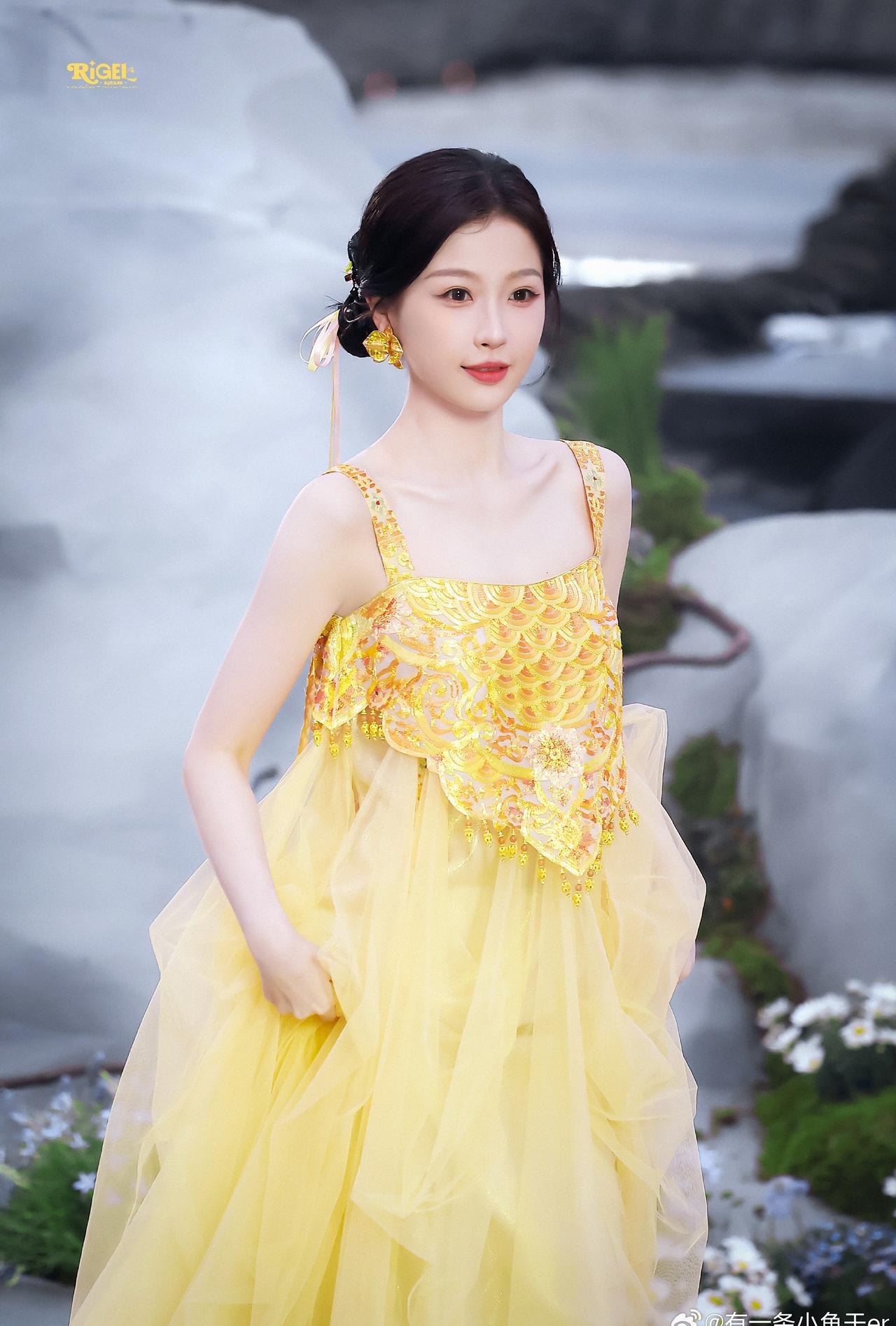 虞书欣虞书欣灿如繁星虞书欣云初令 
他们觉得你像菟丝花，而我觉得你更像桂花，飘香