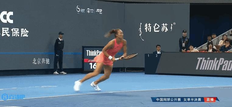 WTA1000中网女单半决赛，郑钦文在第一盘比赛中救球时摔倒导致手指受伤，首盘3