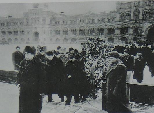 1950年1月20日，中华人民共和国总理兼外交部长周恩来到达莫斯科，与毛泽东一起