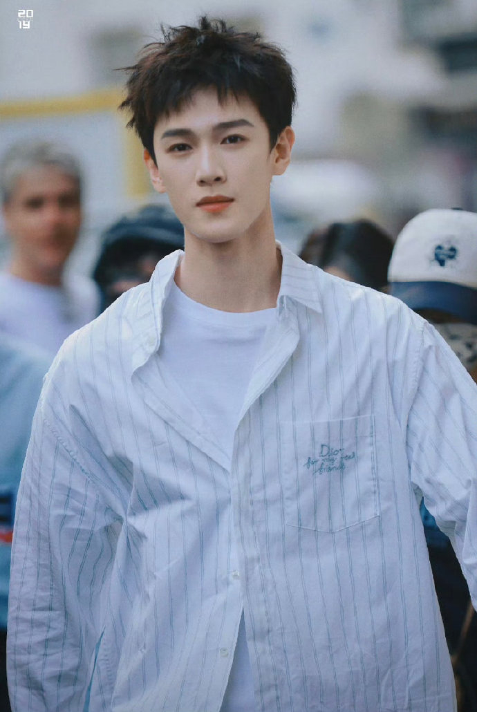 巴黎街头的李昀锐李昀锐巴黎时装周DIOR秀 ​​​