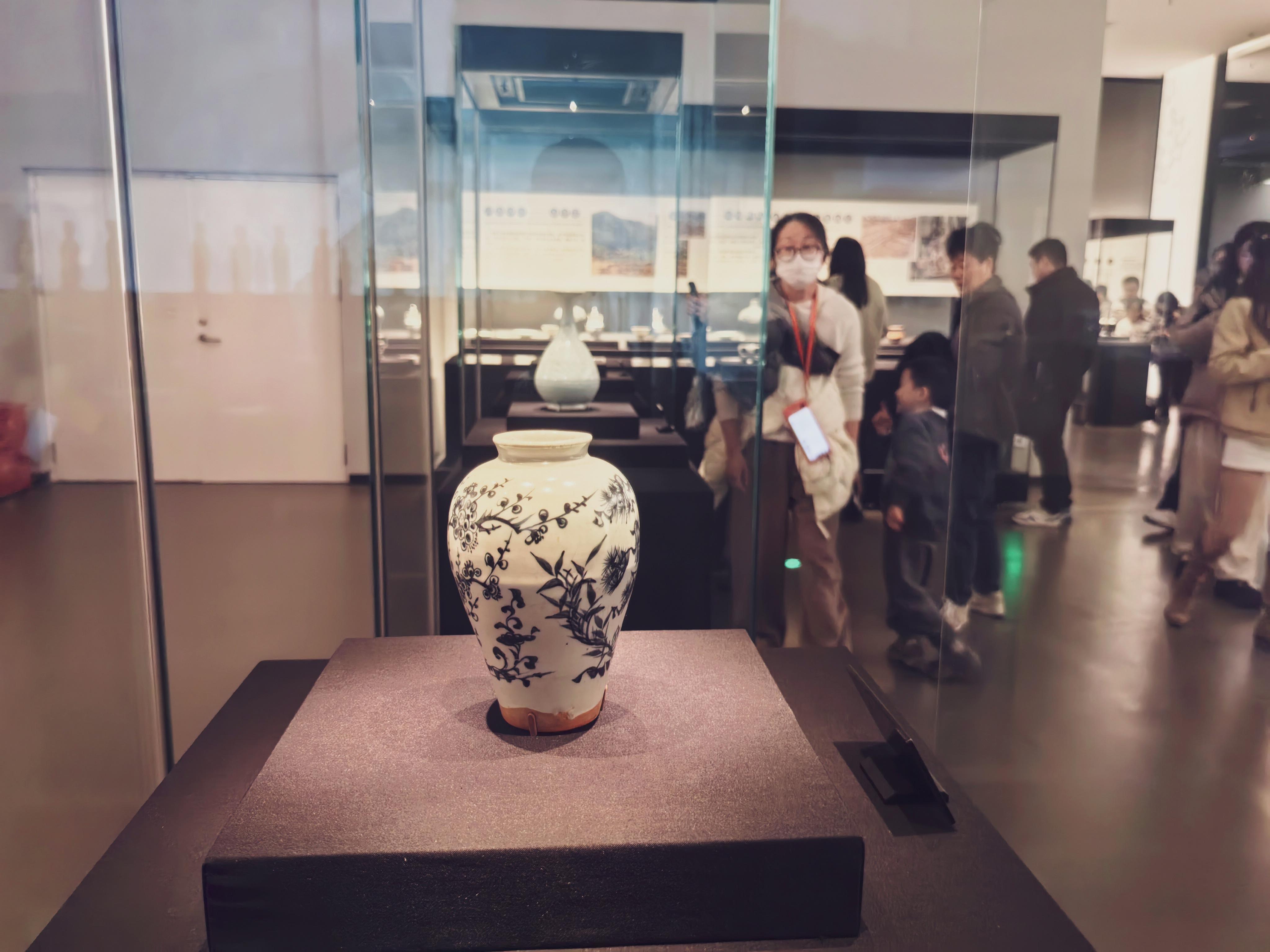 江西博物馆之瓷器，第一幅是元青花。