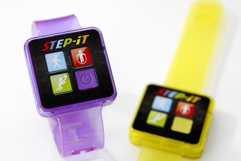 智能穿戴? 借助智能穿戴设备洞察新供给创造新需求的现象，恰似以科技之眸窥探消费升