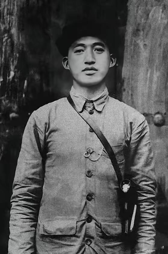 他28岁牺牲，却带出了97位共和国开国将军。红25军政委吴焕先在泾川四坡村战斗中